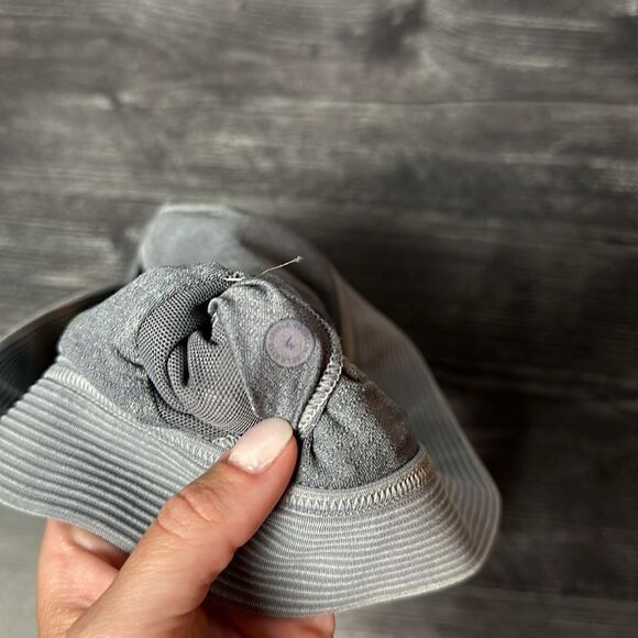 Lululemon sports bra size 4 - Picture 3 of 3